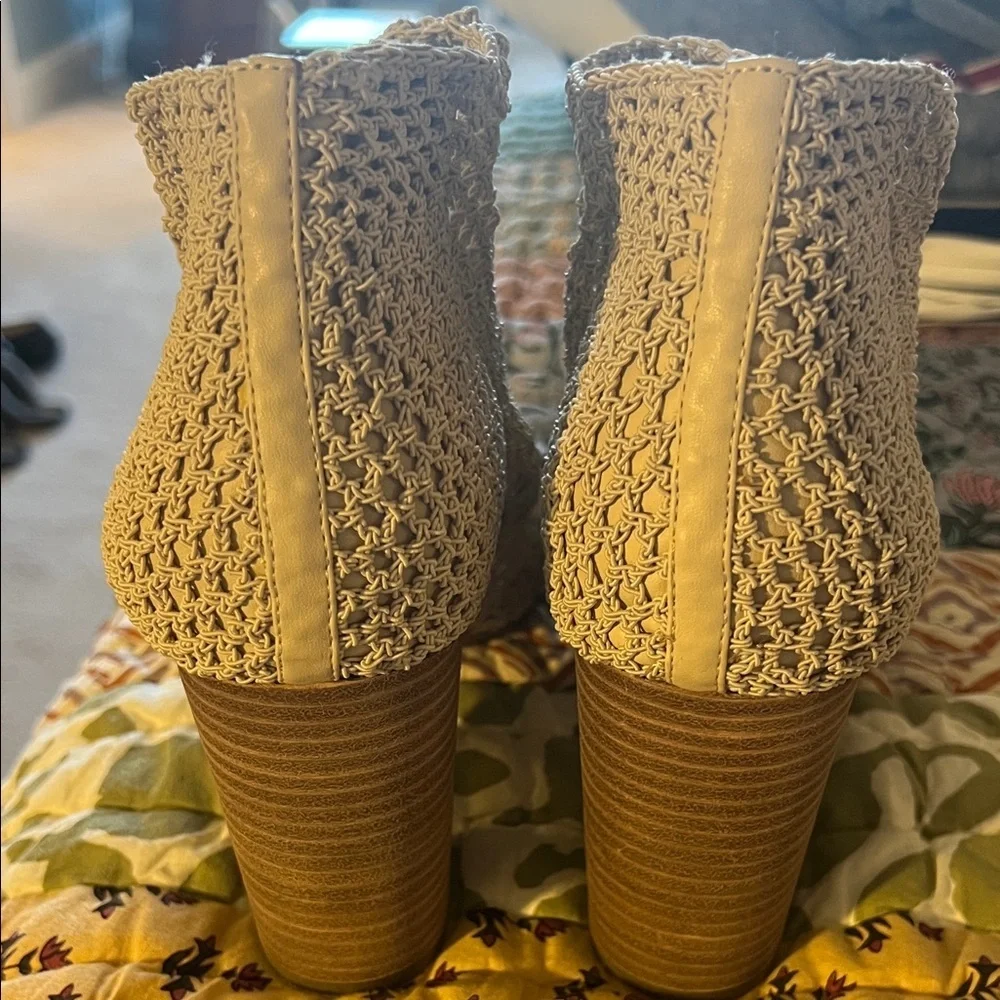 Jessica Simpson Cream Crochet Peep-Toe Boots, EUC, 8.5 - Picture 7 of 10
